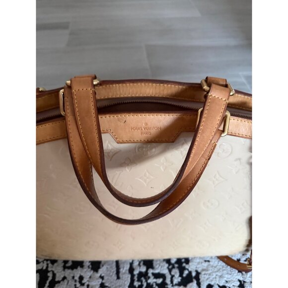 LOUIS VUITTON Beige Poudre Monogram Vernis Brea MM Bag - Picture 6 of 16